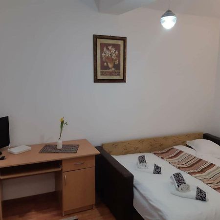 Tudor Apartment Брашов Екстериор снимка